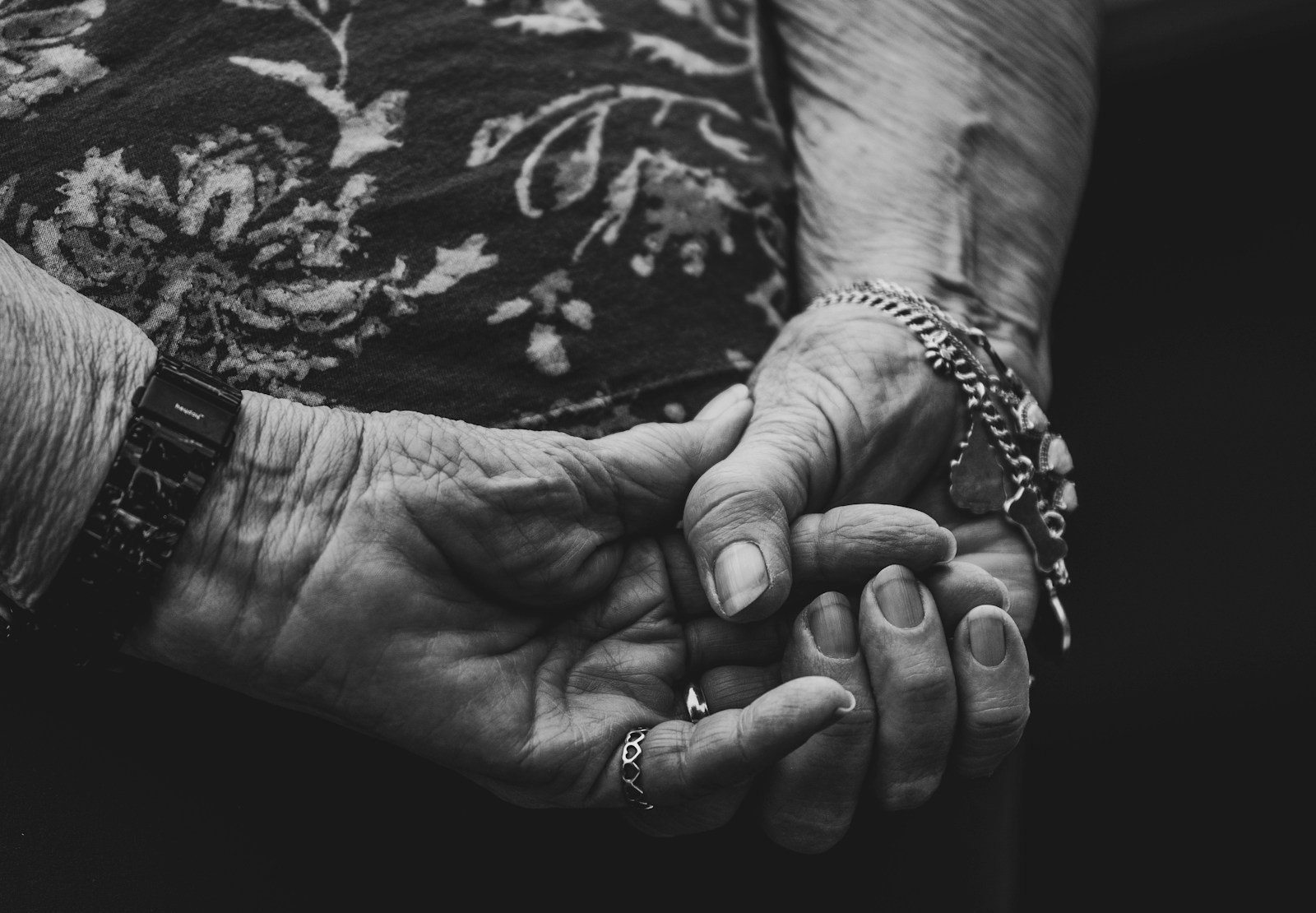 Deux mains qui se tiennent : un geste d'accompagnement, l'incarnation d'un quotidien partagé